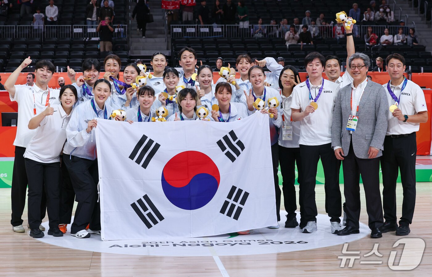 본문 이미지 - 대한민국 주장 강이슬을 비롯한 여자농구 대표팀이 26일 일본 나고야 아이치 인터내셔널 아레나에서 열린 2026 아이치·나고야 아시안게임 여자농구 시상식에서 금메달을 목에 건 뒤 기념 촬영을 하고 있다. 2026.9.26 ⓒ 뉴스1 안은나 기자