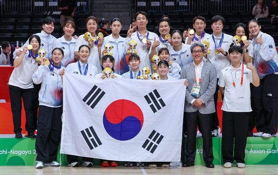 태극기 든 여자농구 대표팀