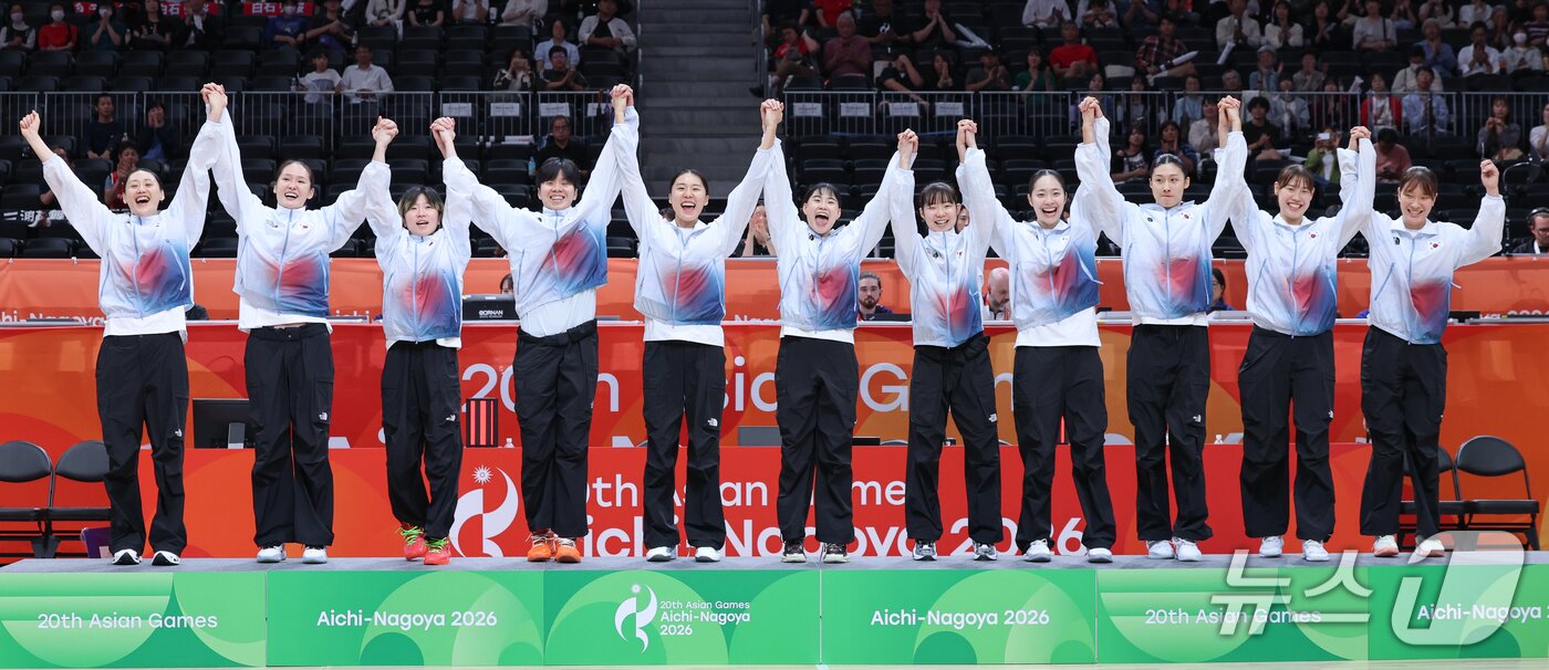 본문 이미지 - 대한민국 주장 강이슬을 비롯한 여자농구 대표팀이 26일 일본 나고야 아이치 인터내셔널 아레나에서 열린 2026 아이치·나고야 아시안게임 여자농구 시상식에서 금메달을 수상하기 위해 단상에 오르고 있다. 2026.9.26 ⓒ 뉴스1 안은나 기자