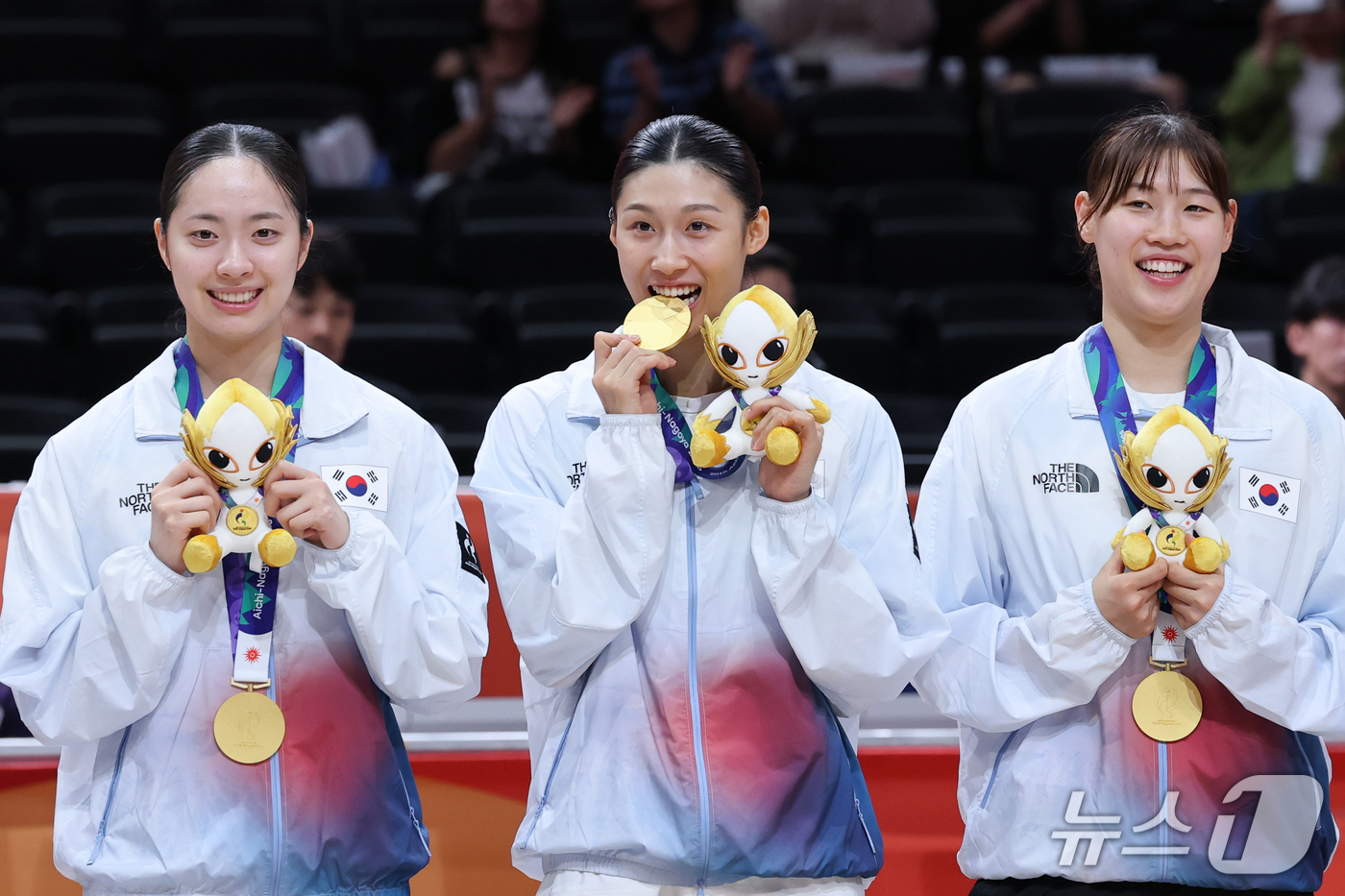 (나고야=뉴스1) 안은나 기자 = 대한민국 이해란(가운데)이 26일 일본 나고야 아이치 인터내셔널 아레나에서 열린 2026 아이치·나고야 아시안게임 여자농구 시상식에서 금메달을 깨 …
