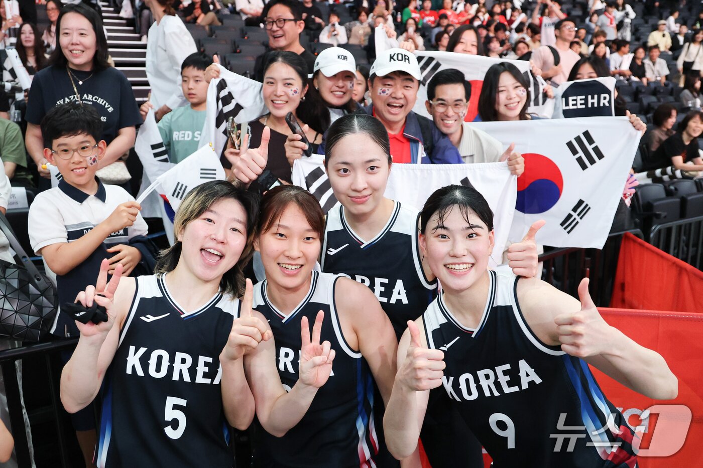 본문 이미지 - 대한민국 박소희, 정현, 안혜지, 이소희가 26일 일본 나고야 아이치 인터내셔널 아레나에서 열린 2026 아이치·나고야 아시안게임 여자농구 결승전 일본과의 경기에서 승리한 뒤 기뻐하고 있다. 2026.9.26 ⓒ 뉴스1 안은나 기자