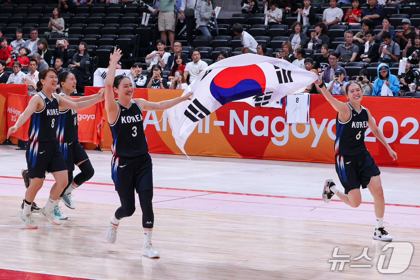 (나고야=뉴스1) 안은나 기자 = 대한민국 여자농구 대표팀 주장 강이슬, 최이샘이 26일 일본 나고야 아이치 인터내셔널 아레나에서 열린 2026 아이치·나고야 아시안게임 여자농구 …