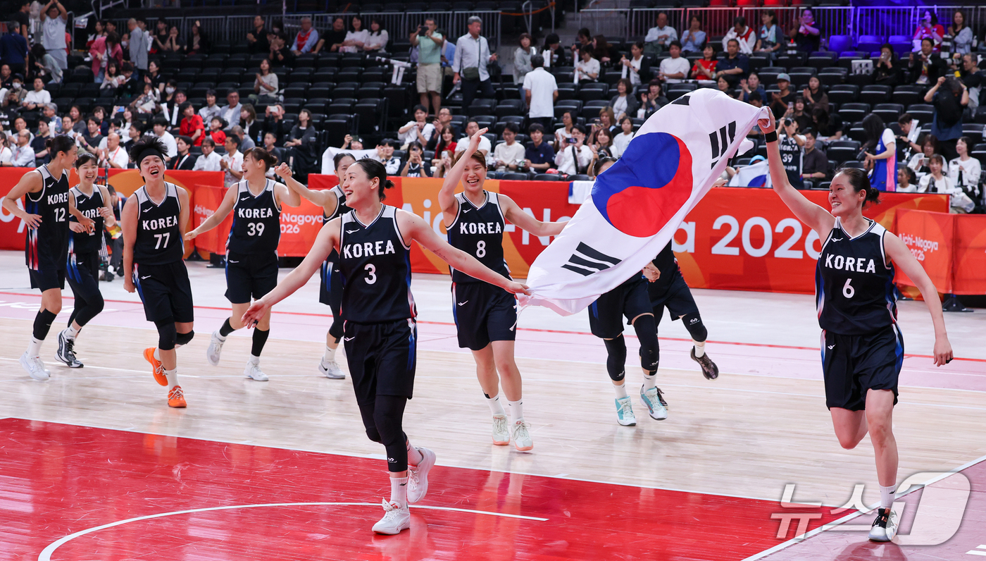 (나고야=뉴스1) 안은나 기자 = 대한민국 여자농구 대표팀 주장 강이슬, 최이샘이 26일 일본 나고야 아이치 인터내셔널 아레나에서 열린 2026 아이치·나고야 아시안게임 여자농구 …