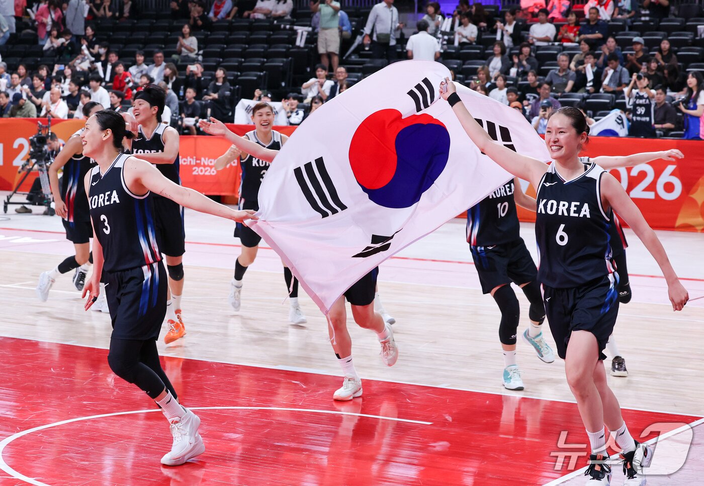 본문 이미지 - 대한민국 여자농구 대표팀 주장 강이슬, 최이샘이 26일 일본 나고야 아이치 인터내셔널 아레나에서 열린 2026 아이치·나고야 아시안게임 여자농구 결승전 일본과의 경기에서 승리, 금메달을 확정지은 뒤 태극기를 든채 코트를 돌고 있다. 2026.9.26 ⓒ 뉴스1 안은나 기자