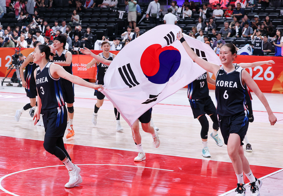 태극기 들고 한바퀴