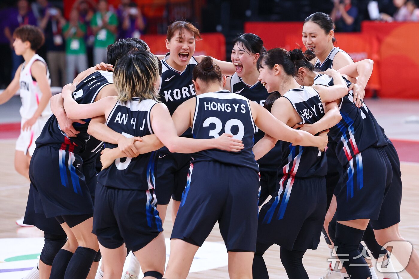 본문 이미지 - 대한민국 여자농구 대표팀 선수들이 26일 일본 나고야 아이치 인터내셔널 아레나에서 열린 2026 아이치·나고야 아시안게임 여자농구 결승전 일본과의 경기에서 승리, 금메달을 확정짓자 기뻐하고 있다. 2026.9.26 ⓒ 뉴스1 안은나 기자