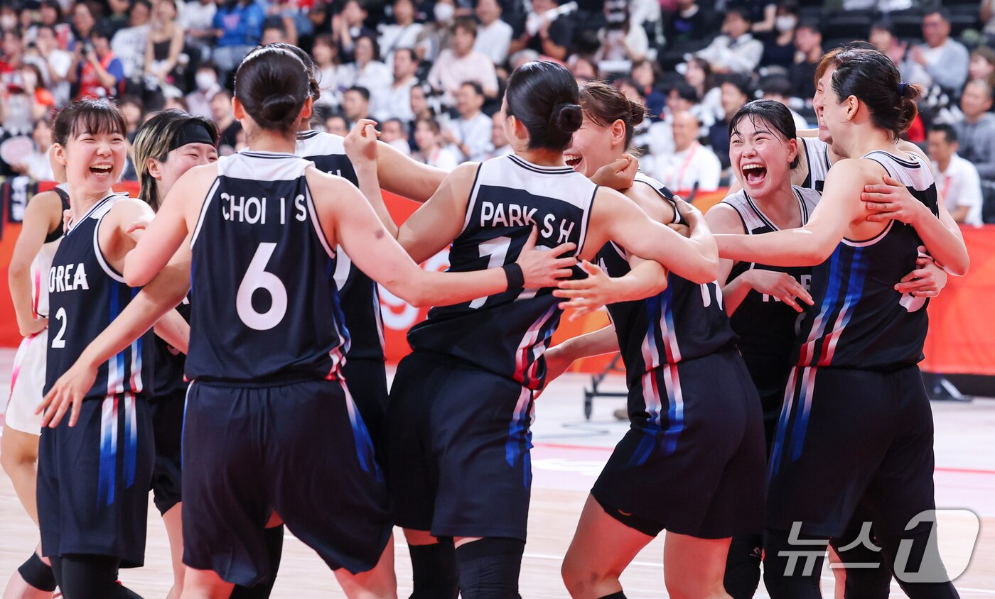 본문 이미지 - 대한민국 여자농구 대표팀 선수들이 26일 일본 나고야 아이치 인터내셔널 아레나에서 열린 2026 아이치·나고야 아시안게임 여자농구 결승전 일본과의 경기에서 승리, 금메달을 확정 짓자 기뻐하고 있다. 2026.9.26 ⓒ 뉴스1 안은나 기자