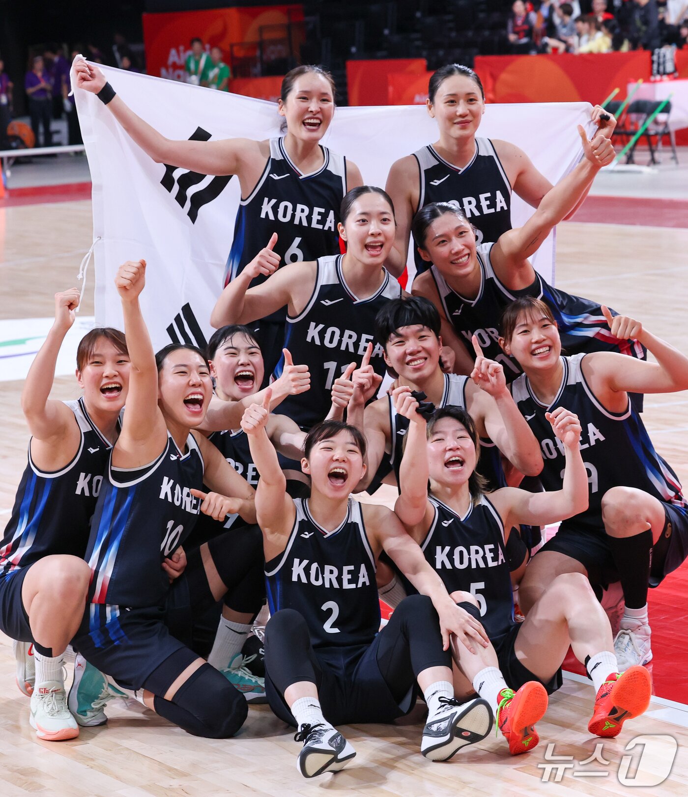 본문 이미지 - 대한민국 여자농구 대표팀 선수들이 26일 일본 나고야 아이치 인터내셔널 아레나에서 열린 2026 아이치·나고야 아시안게임 여자농구 결승전 일본과의 경기에서 승리, 금메달을 확정지은 뒤 기념 촬영을 하고 있다. 2026.9.26 ⓒ 뉴스1 안은나 기자