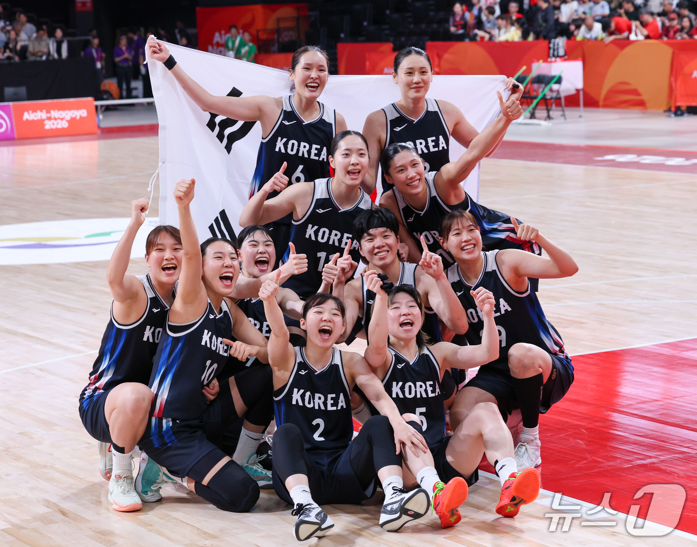 (나고야=뉴스1) 안은나 기자 = 대한민국 여자농구 대표팀 선수들이 26일 일본 나고야 아이치 인터내셔널 아레나에서 열린 2026 아이치·나고야 아시안게임 여자농구 결승전 일본과의 …