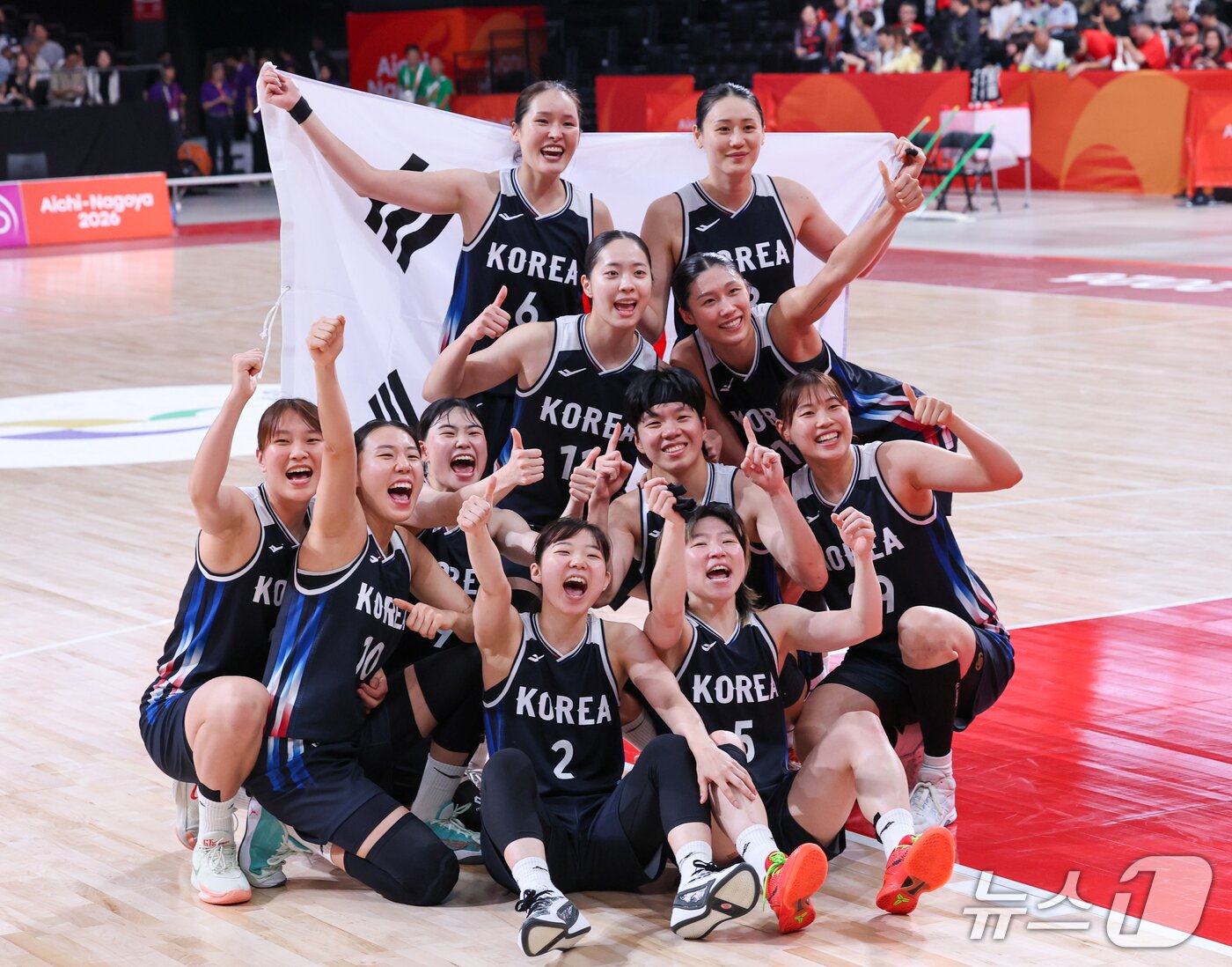 본문 이미지 - 대한민국 여자농구 대표팀 선수들이 26일 일본 나고야 아이치 인터내셔널 아레나에서 열린 2026 아이치·나고야 아시안게임 여자농구 결승전 일본과의 경기에서 승리, 금메달을 확정지은 뒤 기념 촬영을 하고 있다. 2026.9.26 ⓒ 뉴스1 안은나 기자