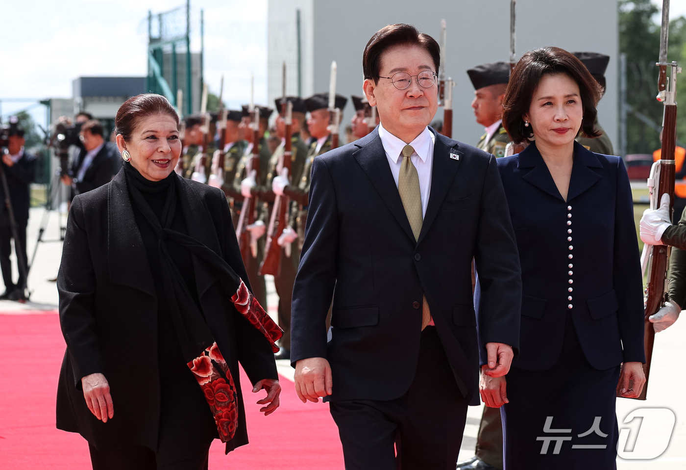(숨팡고=뉴스1) 허경 기자 = 멕시코 국빈방문 일정을 마친 이재명 대통령과 김혜경 여사가 26일(현지시간) 멕시코 펠리페 앙헬레스 국제공항에서 공군1호기로 향하고 있다. 2026 …