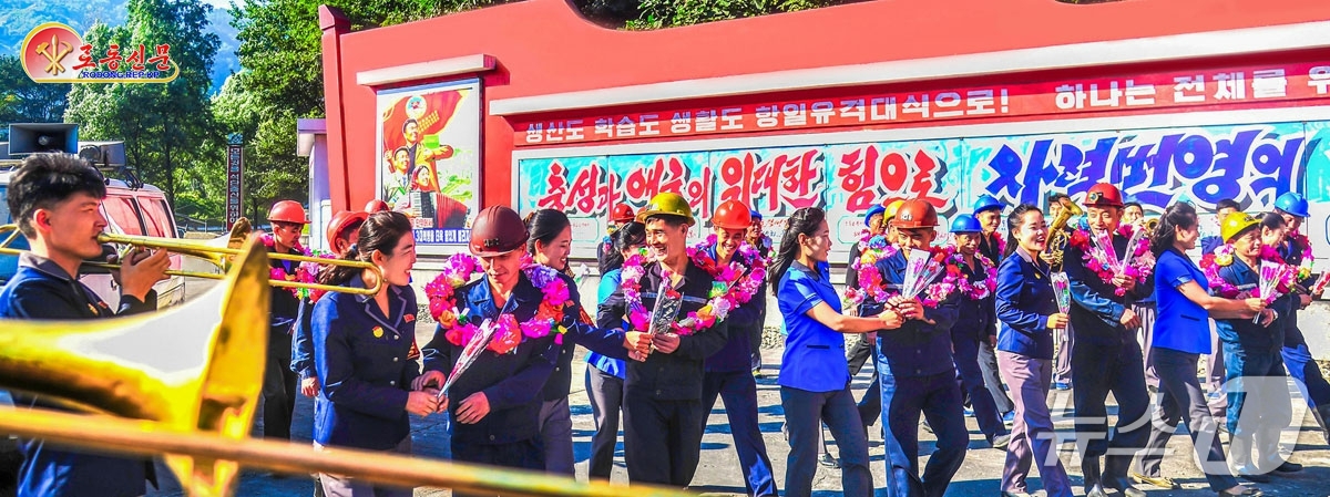 (평양 노동신문=뉴스1) = 북한 노동당 기관지 노동신문은 27일 "역사적인 당 제9차 대회가 제시한 새 전망 목표 수행의 첫해 과업을 철저히 관철하기 위한 투쟁이 경제 전반에서 …