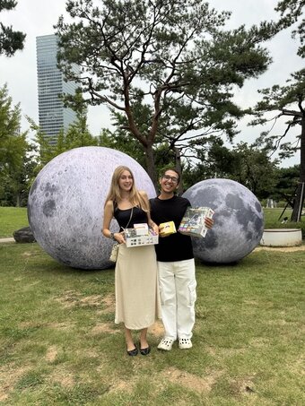 본문 이미지 - 서울달 현장에서 외국인 방문객들이 달 포토존에서 포즈를 취하고 있다(서울관광재단 제공)