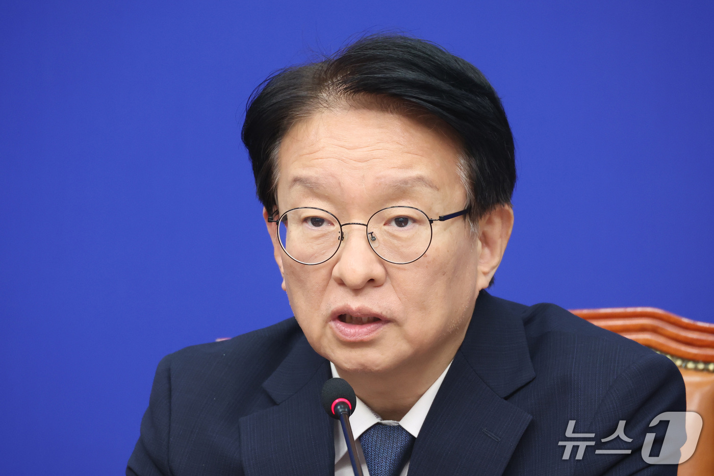 (서울=뉴스1) 신웅수 기자 = 권칠승 더불어민주당 정책위의장이 27일 서울 여의도 국회에서  추석민심 관련 기자간담회를 하고 있다. 2026.9.27/뉴스1