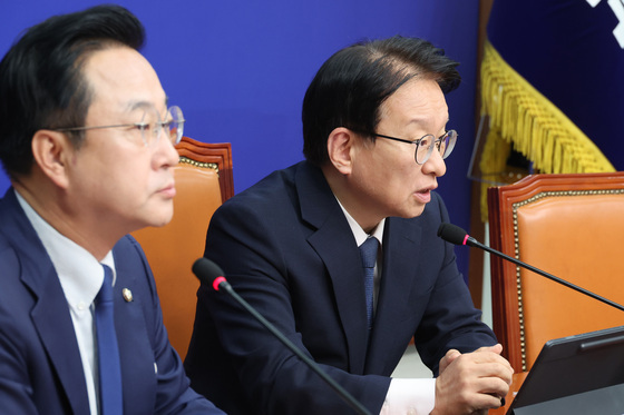 與 "추석민심, '당정청 하나 되라'…조희대 정치전선에 국민 당혹"(종합)