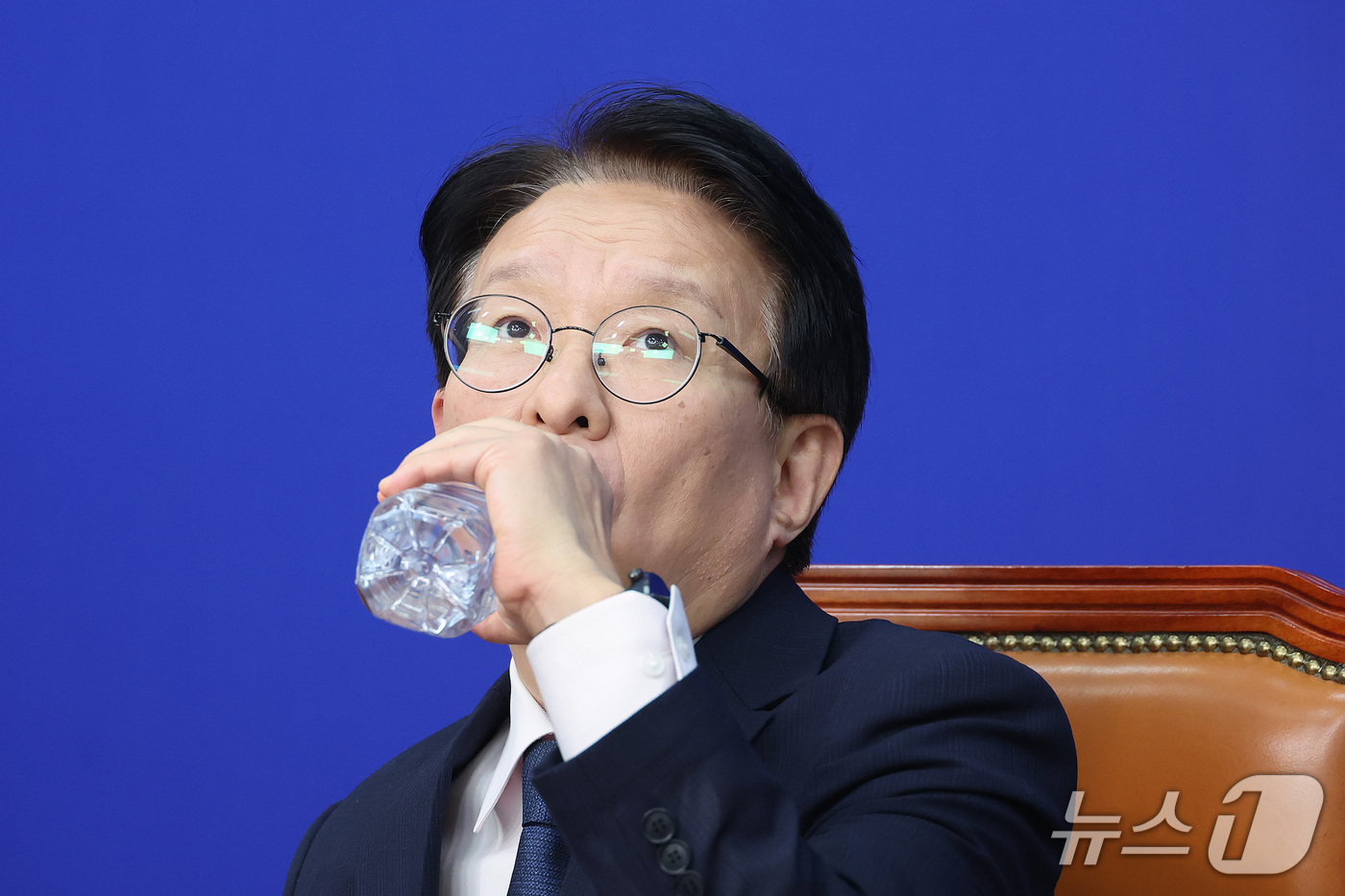 (서울=뉴스1) 신웅수 기자 = 권칠승 더불어민주당 정책위의장이 27일 서울 여의도 국회에서 열린 추석민심 관련 기자간담회에서 목을 축이고 있다. 2026.9.27/뉴스1