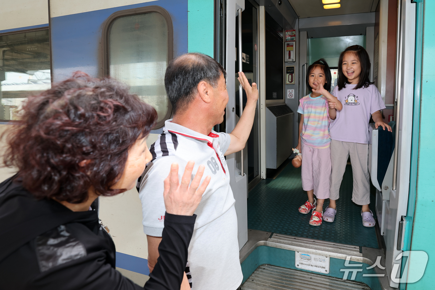 (포항=뉴스1) 최창호 기자 = 추석 연휴 마지막 날인 27일 오전 경북 포항 KTX 역에서 할아버지와 할머니가 손녀를 배웅하고 있다.  2026.9.27/뉴스1