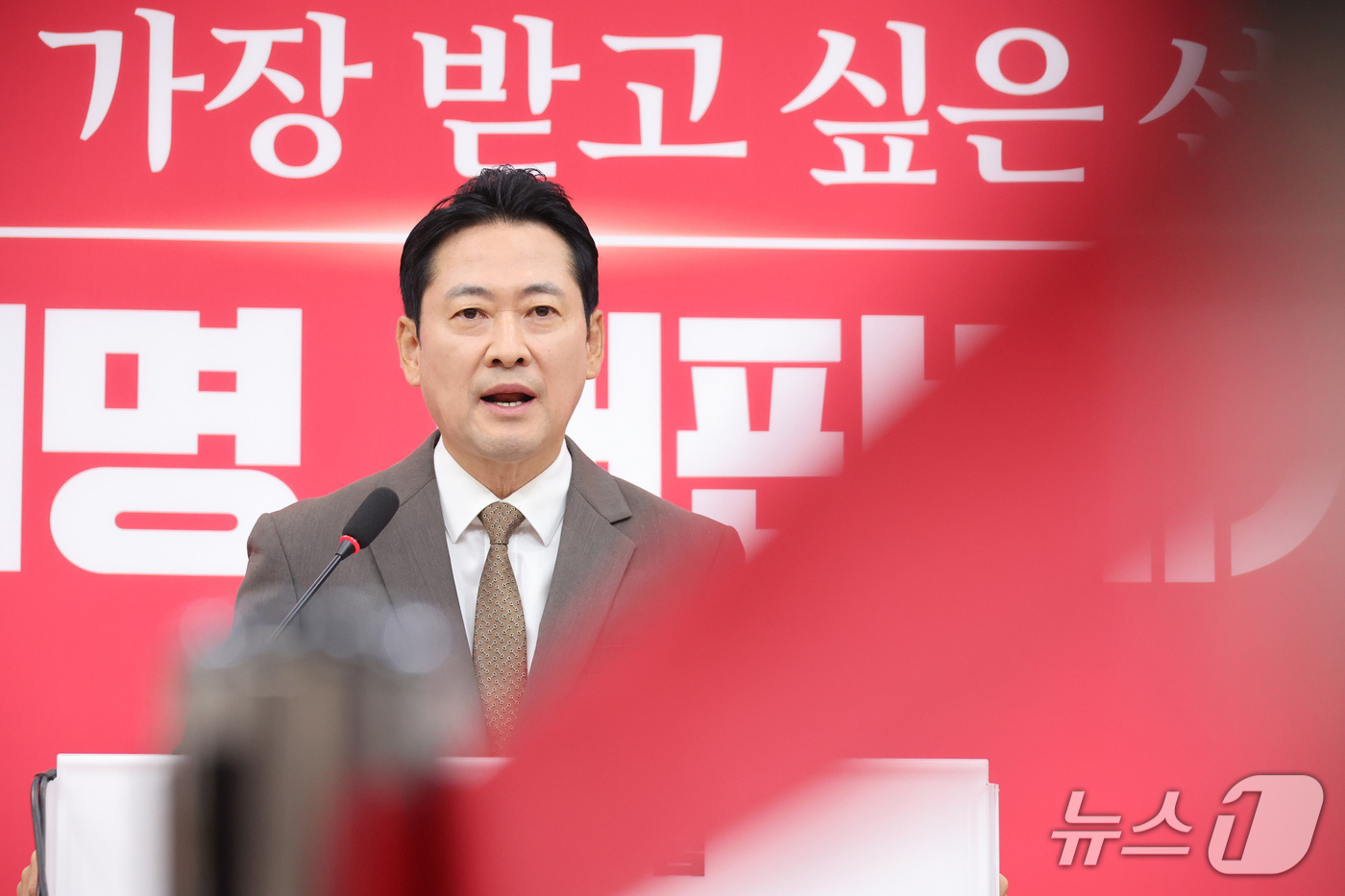(서울=뉴스1) 신웅수 기자 = 장동혁 국민의힘 대표가 27일 서울 여의도 국회에서 현안 관련 기자회견을 하고 있다. 2026.9.27/뉴스1