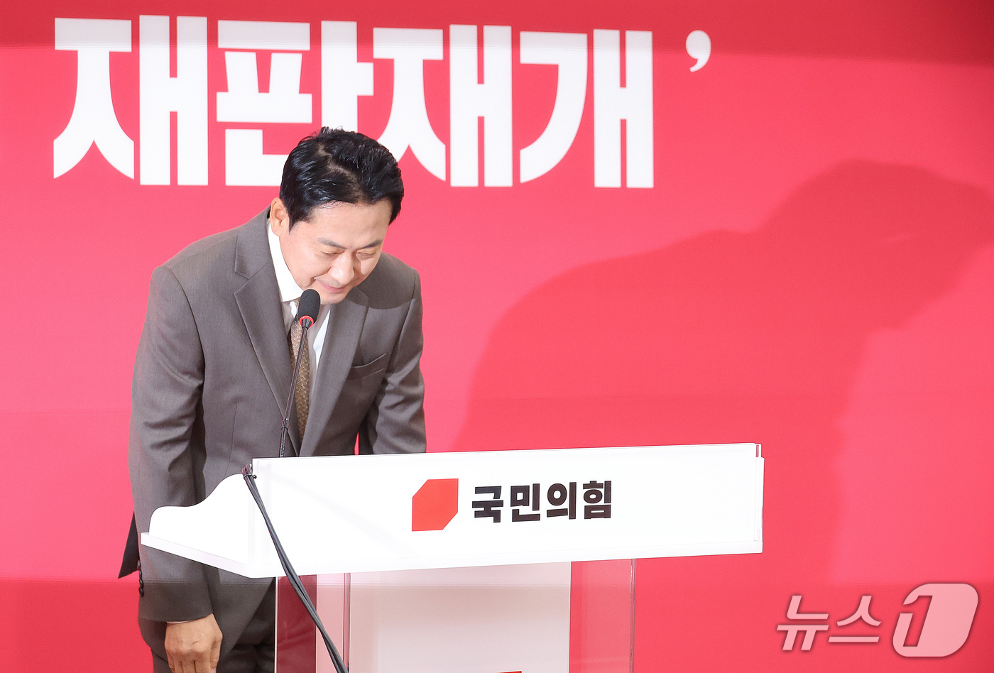 (서울=뉴스1) 신웅수 기자 = 장동혁 국민의힘 대표가 27일 서울 여의도 국회에서 열린 현안 관련 기자회견에서 인사하고 있다. 2026.9.27/뉴스1