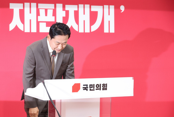 인사하는 장동혁 대표