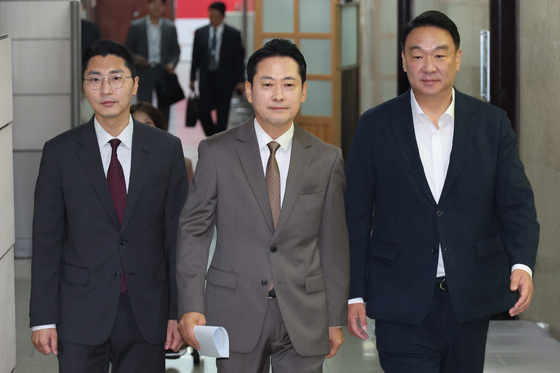 기자회견 참석하는 장동혁 대표