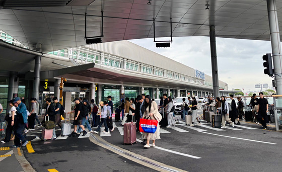 제주공항 연휴 끝 아쉬운 인사 나누는 가족들…나흘간 16만9000명 입도