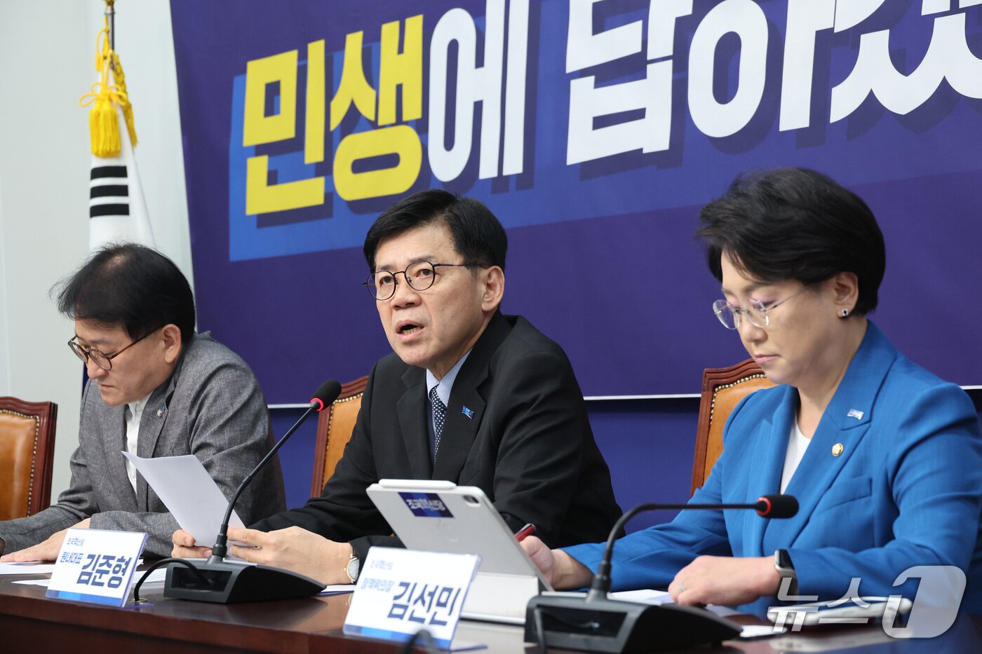 본문 이미지 - 김준형 조국혁신당 원내대표가 27일 서울 여의도 국회에서 추석민심 기자간담회를 하고 있다. 2026.9.27 ⓒ 뉴스1 신웅수 기자