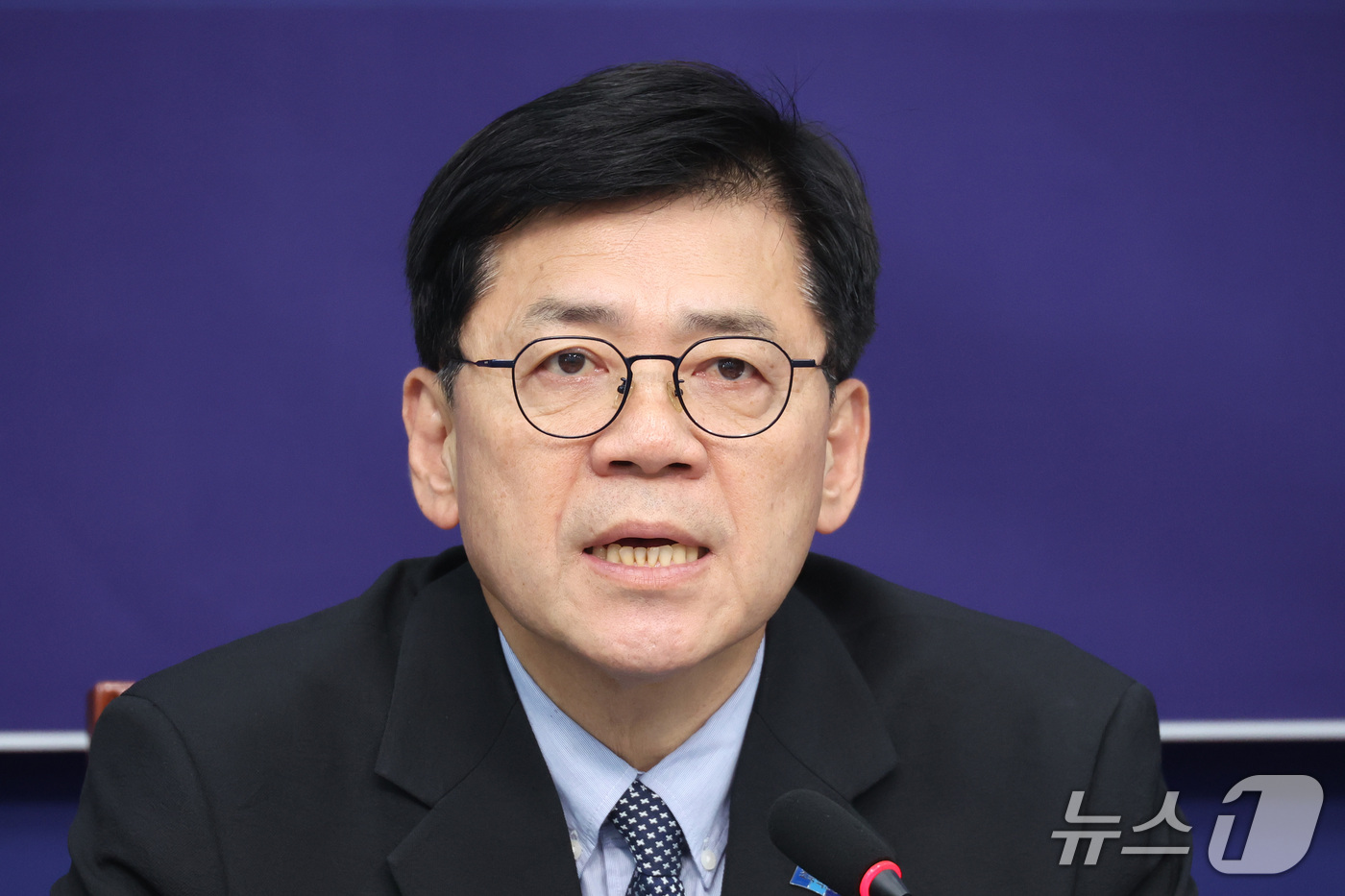 (서울=뉴스1) 신웅수 기자 = 김준형 조국혁신당 원내대표가 27일 서울 여의도 국회에서 추석민심 기자간담회를 하고 있다. 2026.9.27/뉴스1