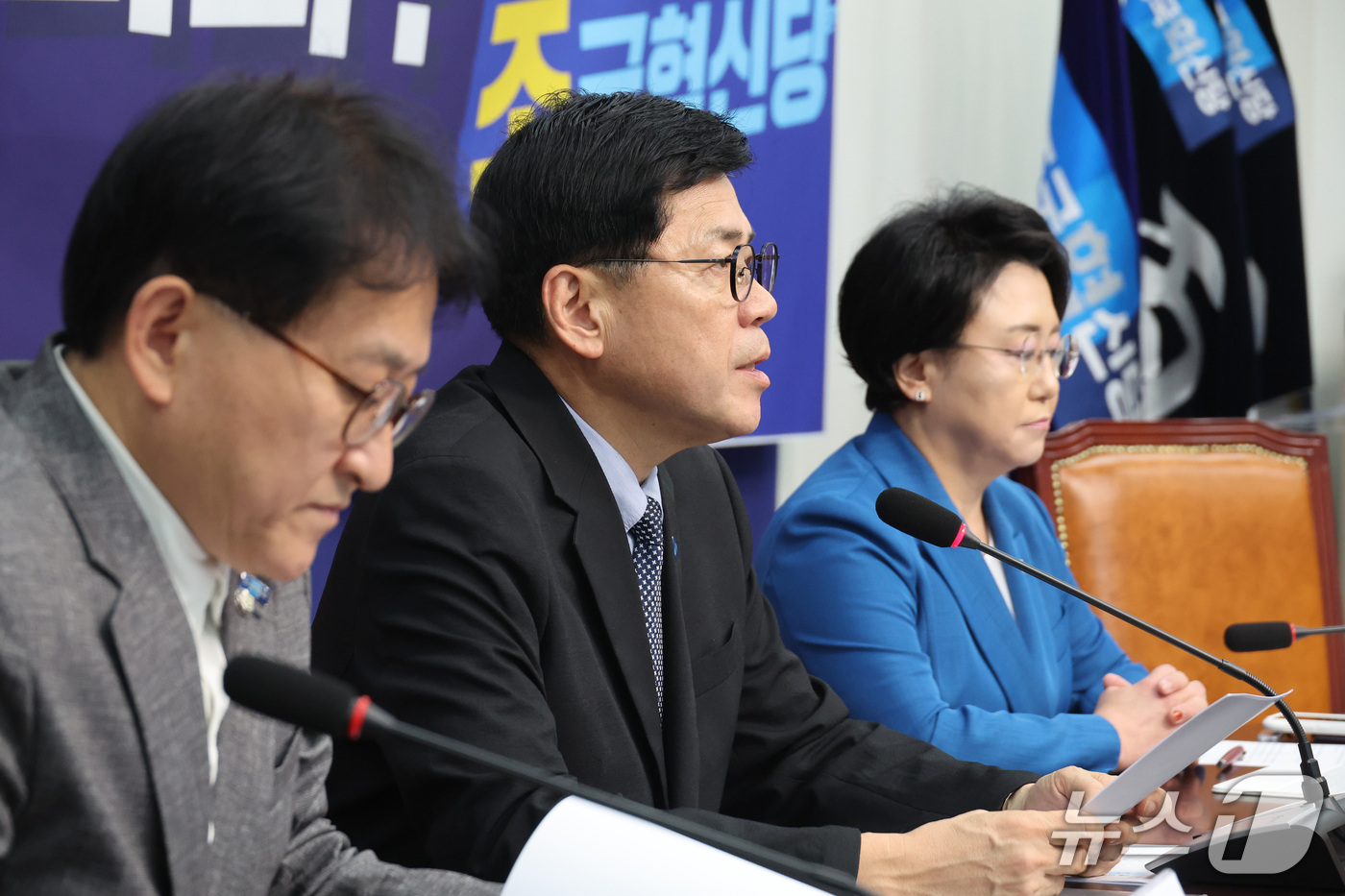 (서울=뉴스1) 신웅수 기자 = 김준형 조국혁신당 원내대표가 27일 서울 여의도 국회에서 추석민심 기자간담회를 하고 있다. 2026.9.27/뉴스1