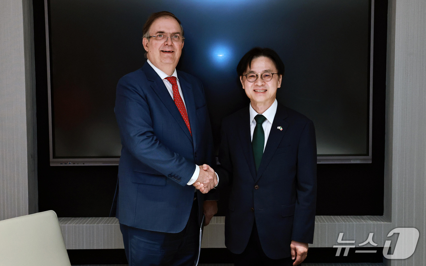 (서울=뉴스1) = 김정관 산업통상부 장관이 지난 25일(현지시간) 멕시코에서 마르셀로 에브라르드 멕시코 경제부 장관을 만나 기념 촬영을 하고 있다. (산업통상부 제공. 재판매 및 …