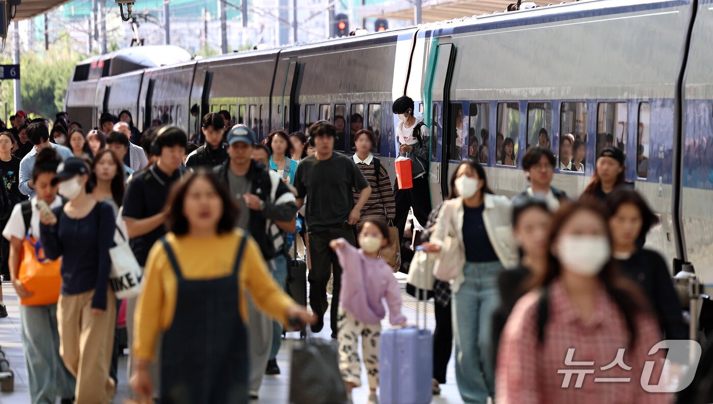 본문 이미지 - 추석연휴 마지막날인 27일 서울역에 도착한 귀경객들이 발걸음을 옮기고 있다. 2026.9.27 ⓒ 뉴스1 구윤성 기자