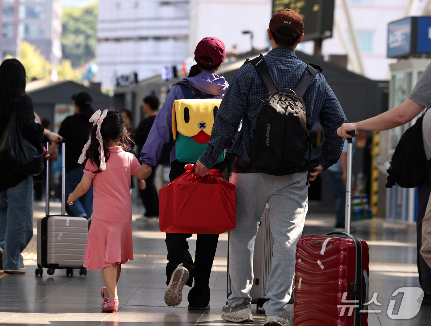 (서울=뉴스1) 구윤성 기자 = 추석연휴 마지막날인 27일 서울역에 도착한 귀경객들이 발걸음을 옮기고 있다. 2026.9.27/뉴스1