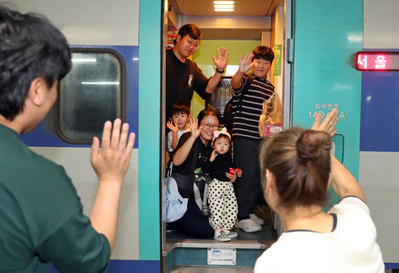 짧은 추석 끝 이제 일상으로…가족과 아쉬운 작별, 귀경 행렬(종합2보)