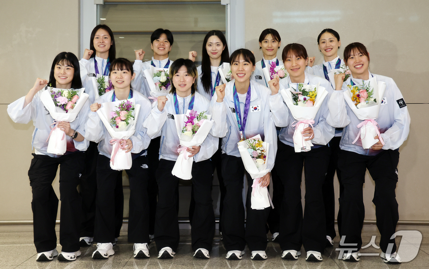 (인천공항=뉴스1) 김진환 기자 = 2026 아이치·나고야 아시안게임에 출전해 12년 만에 금메달을 목에 건 대한민국 여자 농구 국가대표팀 선수들이 27일 인천국제공항 제2터미널을 …
