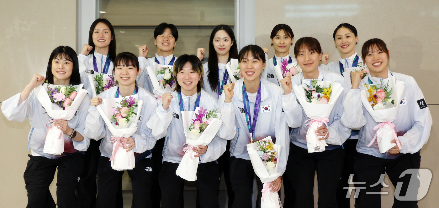 (인천공항=뉴스1) 김진환 기자 = 2026 아이치·나고야 아시안게임에 출전해 12년 만에 금메달을 목에 건 대한민국 여자 농구 국가대표팀 선수들이 27일 인천국제공항 제2터미널을 …