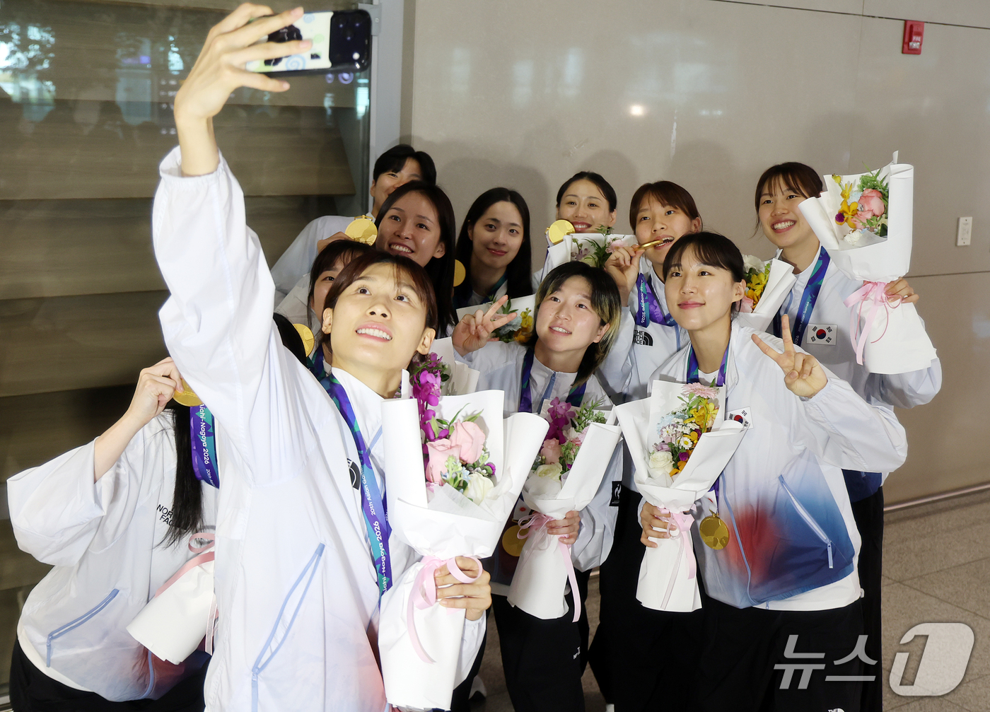 (인천공항=뉴스1) 김진환 기자 = 2026 아이치·나고야 아시안게임에 출전해 12년 만에 금메달을 목에 건 대한민국 여자 농구 국가대표팀 선수들이 27일 인천국제공항 제2터미널을 …