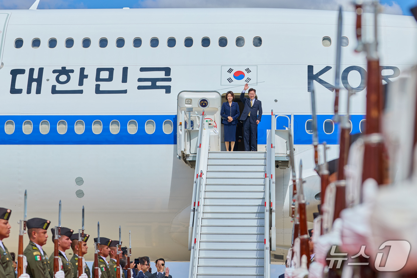 (숨팡고=뉴스1) 허경 기자 = 멕시코 국빈방문 일정을 마친 이재명 대통령과 김혜경 여사가 26일(현지시간) 멕시코 펠리페 앙헬레스 국제공항에서 환송객들에게 인사를 하고 있다. ( …