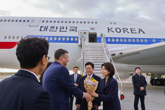 꽃다발 받는 김혜경 여사