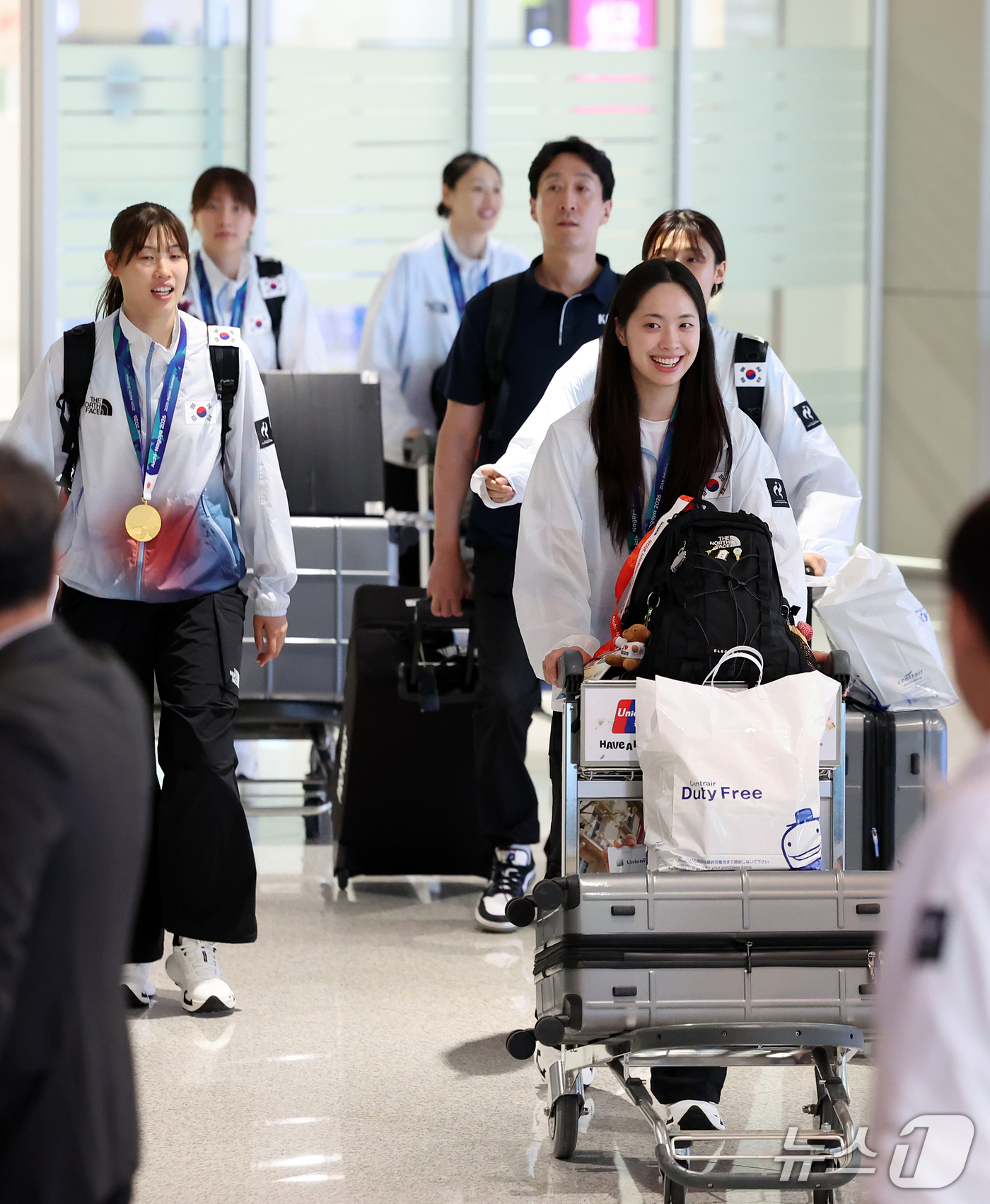 (인천공항=뉴스1) 김진환 기자 = 2026 아이치·나고야 아시안게임에 출전해 12년 만에 금메달을 목에 건 대한민국 여자 농구 국가대표팀 선수들이 27일 인천국제공항 제2터미널을 …