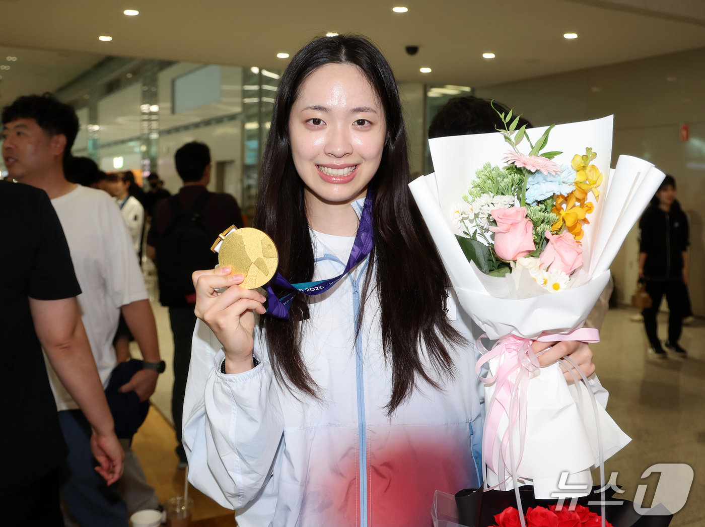 (인천공항=뉴스1) 김진환 기자 = 2026 아이치·나고야 아시안게임에 출전해 12년 만에 금메달을 목에 건 대한민국 여자 농구 국가대표팀의 박소희가 27일 인천국제공항 제2터미널 …
