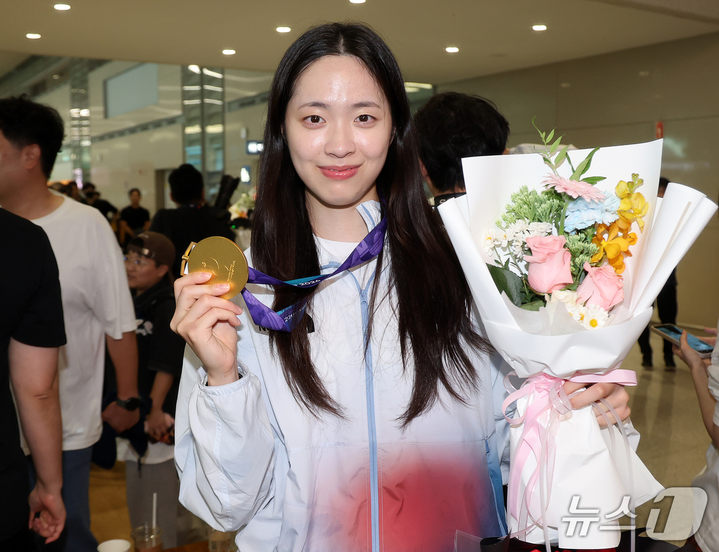 (인천공항=뉴스1) 김진환 기자 = 2026 아이치·나고야 아시안게임에 출전해 12년 만에 금메달을 목에 건 대한민국 여자 농구 국가대표팀의 박소희가 27일 인천국제공항 제2터미널 …