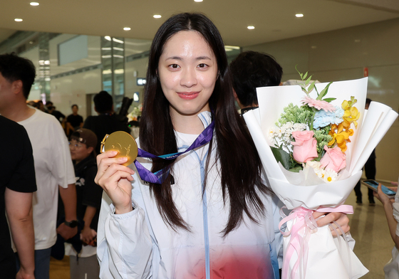 금메달 들고 미소 짓는 박소희