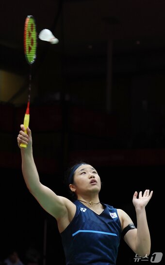 본문 이미지 - 27일 일본 아이치현 이치노미야 시립체육관에서 열린 2026 아이치·나고야 아시안게임 배드민턴 여자 단식 8강전 대한민국과 태국의 경기, 안세영이 태국의 랏차녹 인타논을 상대하고 있다. 2026.9.27 ⓒ 뉴스1 김민지 기자