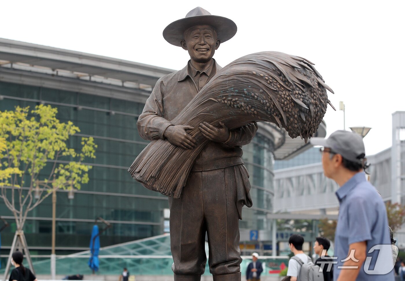 본문 이미지 - 추석 연휴 마지막 날인 27일 대구 동구 동대구역 광장에 설치된 박정희 전 대통령 동상 앞에서 박정희대통령동상건립추진위원회 등 시민사회단체 관계자가 동상 철거 소송 취하를 촉구하는 1인 시위를 벌이고 있다. 2026.9.27 ⓒ 뉴스1 공정식 기자