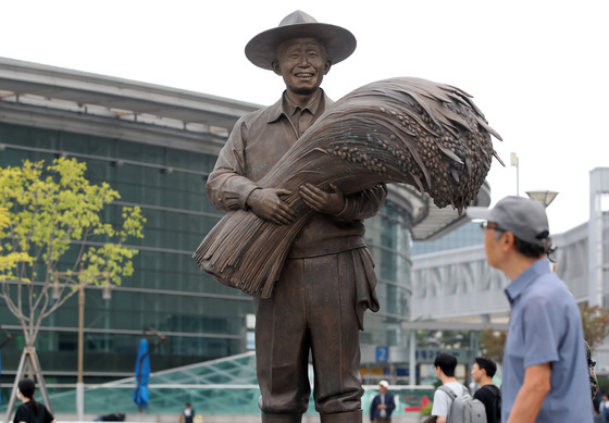"박정희 동상 논란, 법원 판단 아닌 시민 숙의 통해 풀자"