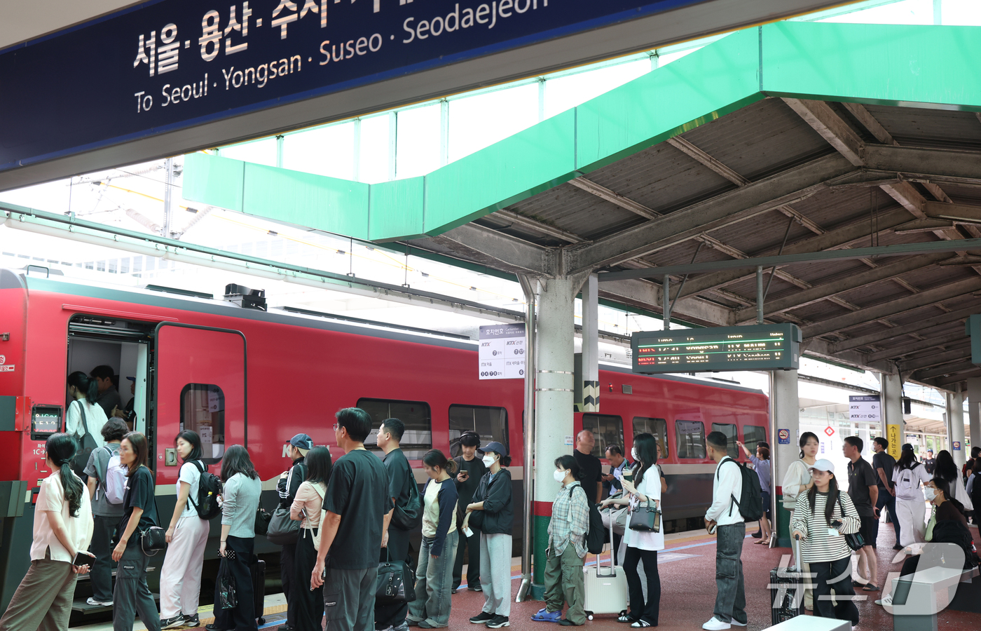 (전주=뉴스1) 유경석 기자 = 추석 연휴 마지막 날인 27일 전북 전주시 전주역에서 귀경객들이 열차에 오르고 있다. 2026.9.27/뉴스1
