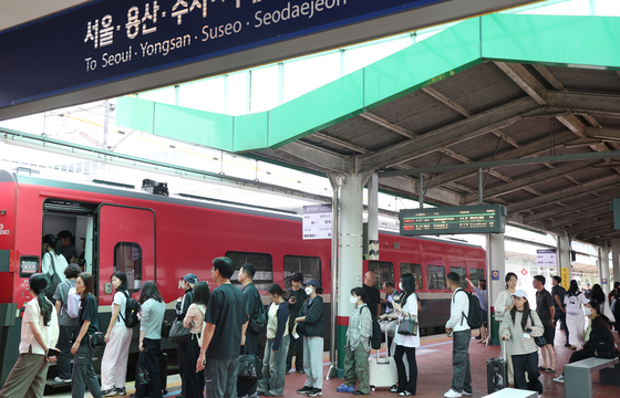 귀경 열차에 오르는 귀경객들