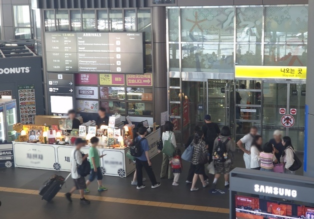 "벌써 돌아갈 시간"…강릉역 가득 메운 추석 마지막 날 귀경 인파(종합)