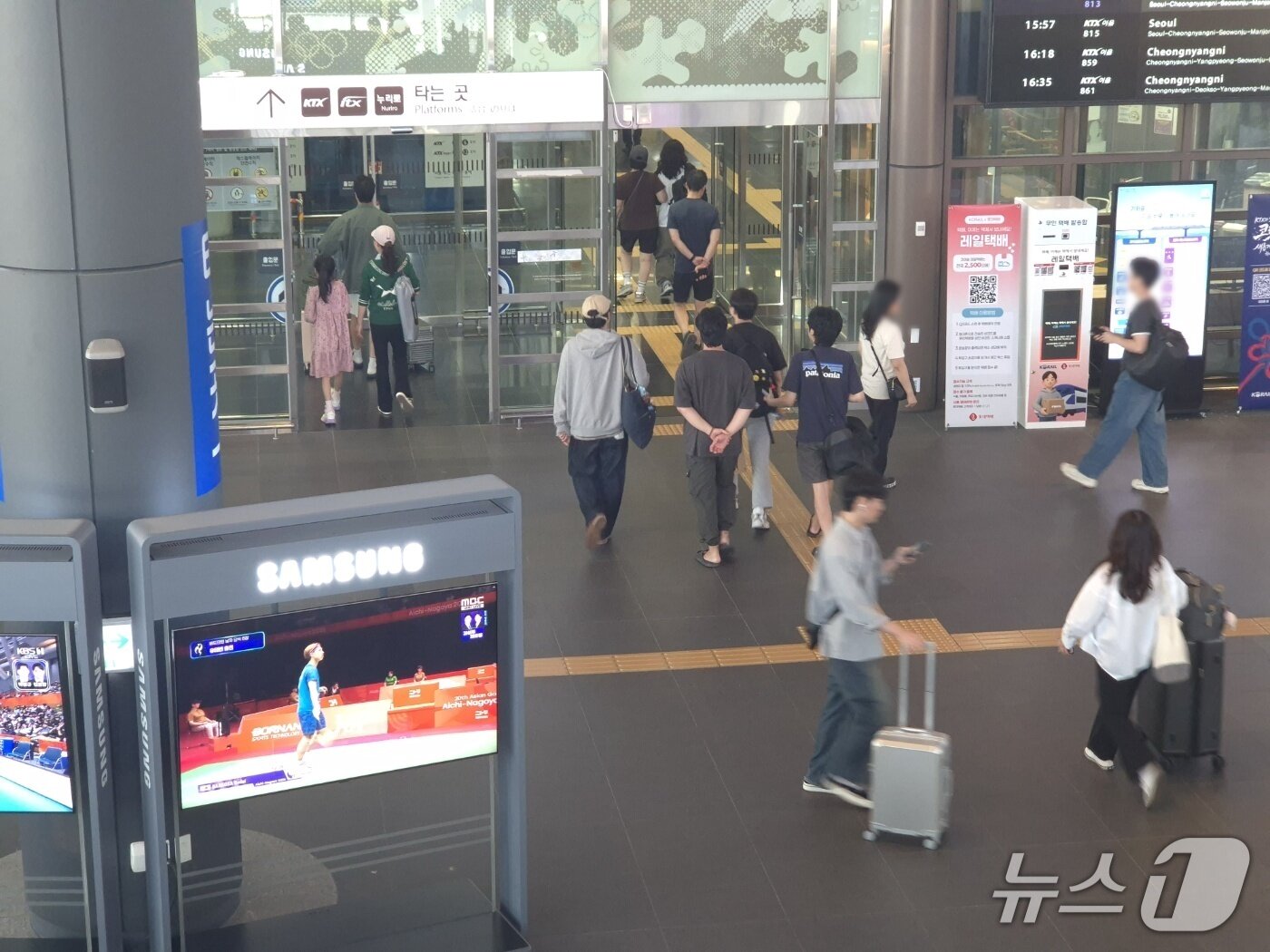 본문 이미지 - 추석 연휴 마지막 날인 27일 오후 강원 강릉역에서 귀경객들이 여행가방을 끌고 열차 승강장으로 향하고 있다. 2026.9.27/뉴스1 윤왕근 기자