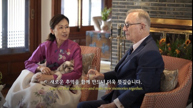 스틸 美대사 추석 인사 영상에 '빼꼼'…美서 함께 온 반려견 '누리'